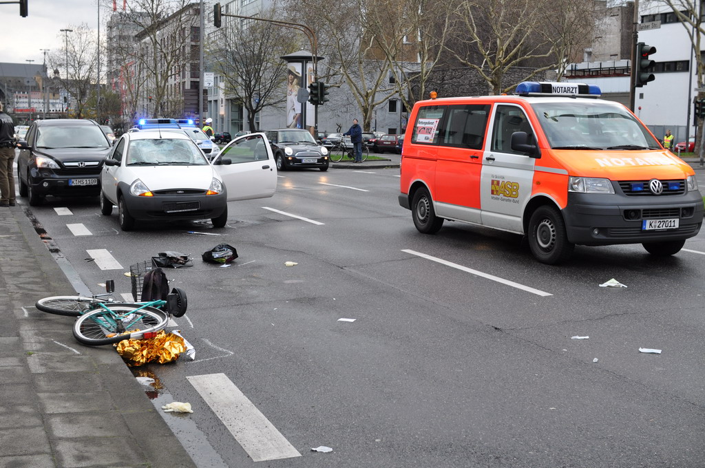 VU PKW gegen Rad Koeln Turinerstr P02.JPG